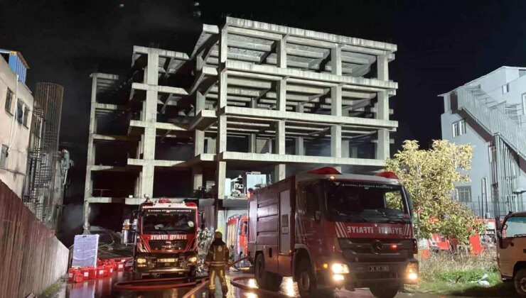 İstanbul Zeytinburnu’nda İş Merkezinde Yangın, 13 Saat Sonra Devam Eden Söndürme Çalışmaları