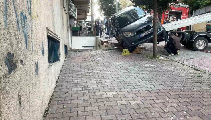 İstanbul’da Devrilen Araç, Öğrencileri Son Anda Kurtardı