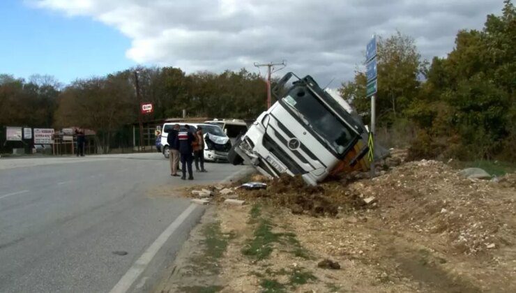 İstanbul’da Minibüse Çarpan Hafriyat Kamyonu Devrildi: 1 Yaralı