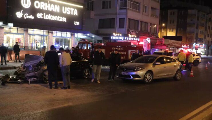 Kayseri’de Kaza: 4 Yaralı, Bir Araç Yandı