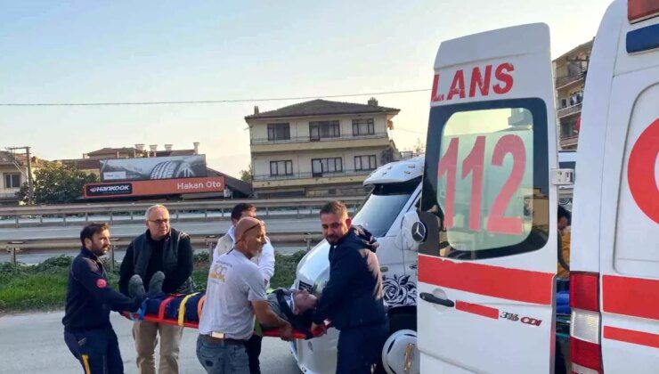 Kocaeli’de Otomobil-Kamyonet Çarpıştı: 1’i Ağır 2 Yaralı