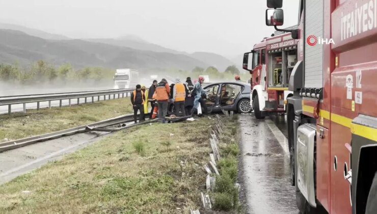 Otoyolda Lüks Otomobil Bariyerlere Çarptı: 2 Yaralı