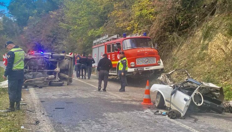 Sinop’ta Otomobil Kazası: 3 Yaralı