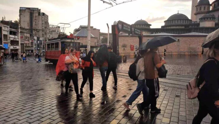 Taksim’de Aniden Bastıran Yağmur Vatandaşları Zorda Bıraktı