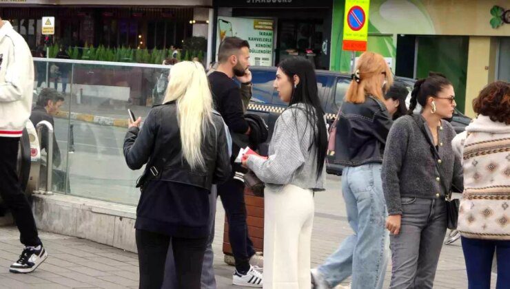 Taksim’de Bayrak Dağıtan Kadınlar Ceza Aldı