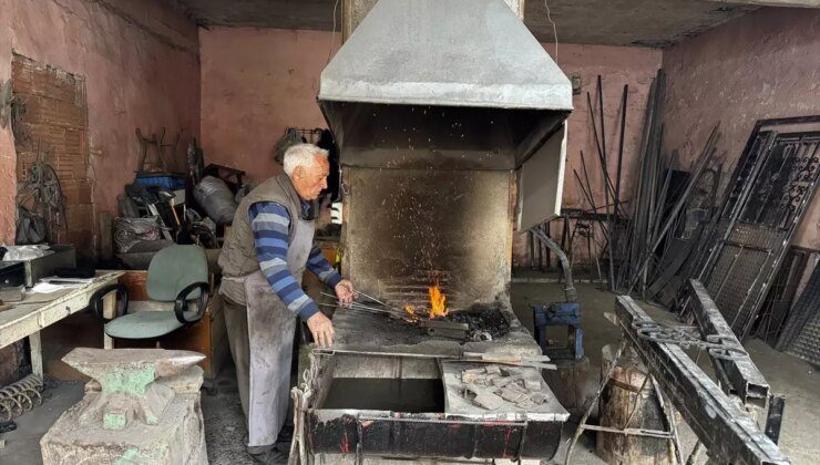 83 Yaşında Baba Mesleğini Sürdüren Demirci Usta