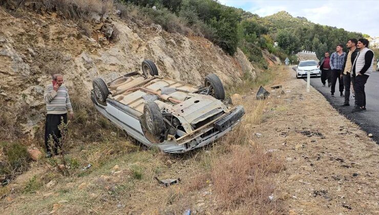 Adana’da Devrilen Otomobilin Sürücüsü Yara Almadan Kurtuldu