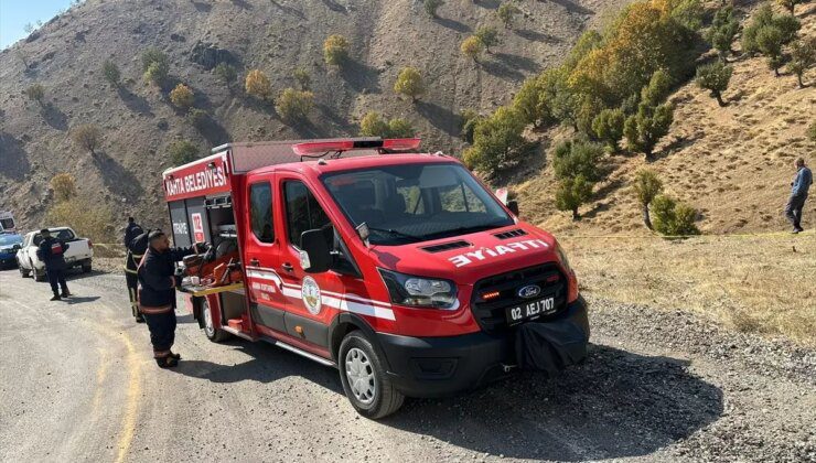 Adıyaman’da Hafif Ticari Araç Devrildi: 2 Ölü