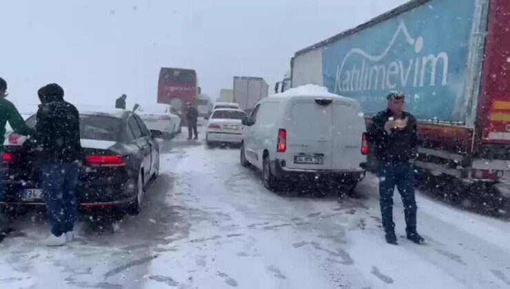 Ankara-İstanbul Yolunda Kar Yağışı Nedeniyle Trafik Durdu