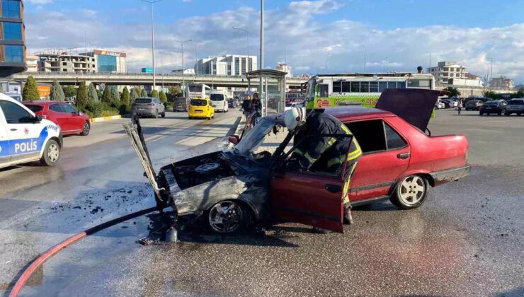 Antalya’da Otoparkta Alev Alan Otomobil Kullanılamaz Hale Geldi