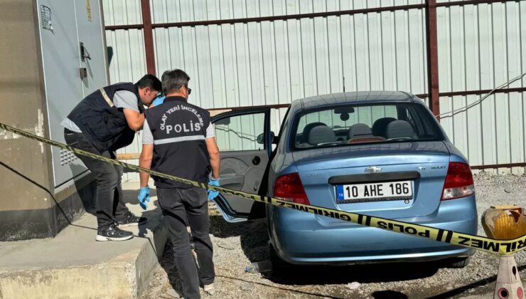 Antalya’da park halindeki otomobilde yarı çıplak erkek cesedi bulundu