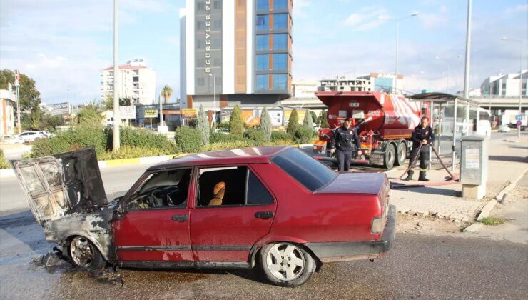 Antalya’da Seyir Halindeki Otomobilde Yangın Çıktı