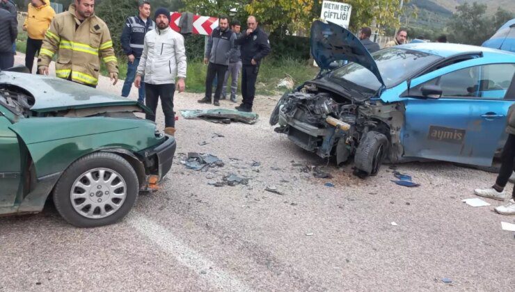 Balıkesir’de Kafa Kafaya Çarpışma: Sürücüler Yaralandı