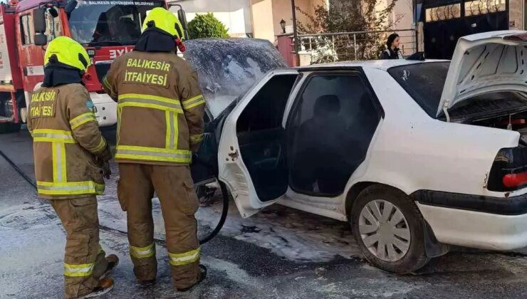 Bandırma’da Işıklarda Bekleyen Araç Alev Aldı