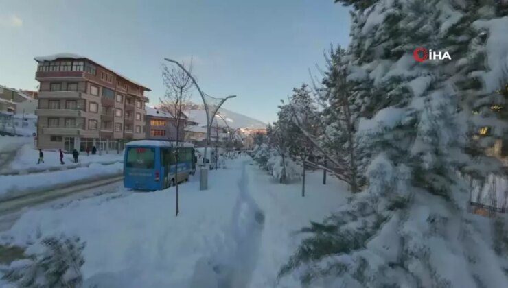 Bayburt’ta Kar Keyfi: İkiz Kardeşler ve Kuzenleri Eğlencenin Tadını Çıkarıyor