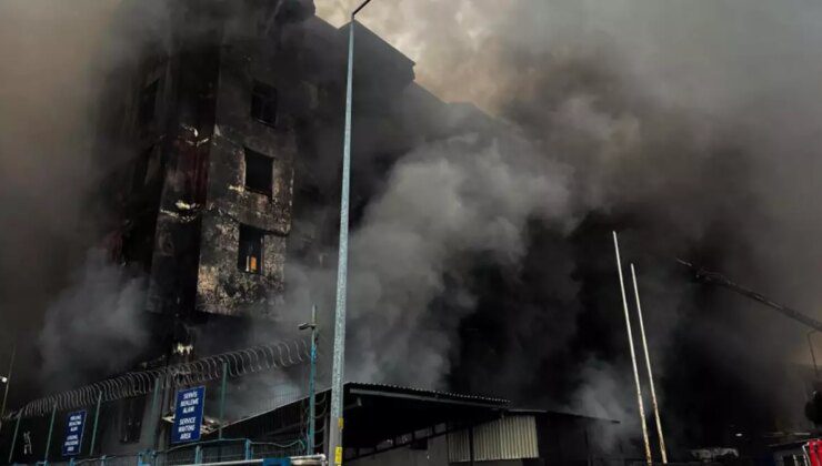 Beylikdüzü’ndeki yangın saatlerdir söndürülemedi