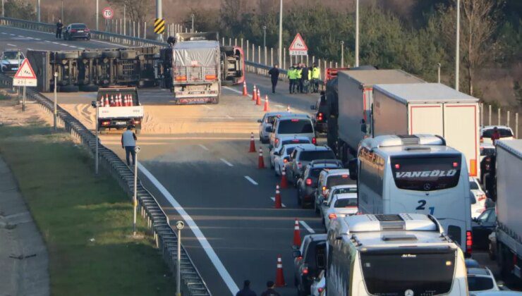 Bolu’da Devrilen TIR Otoyolu Kapattı