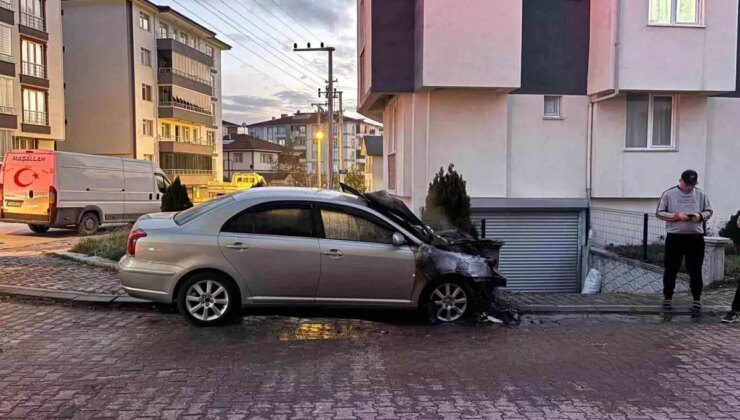 Bolu’da Park Halindeki Otomobil Alev Aldı