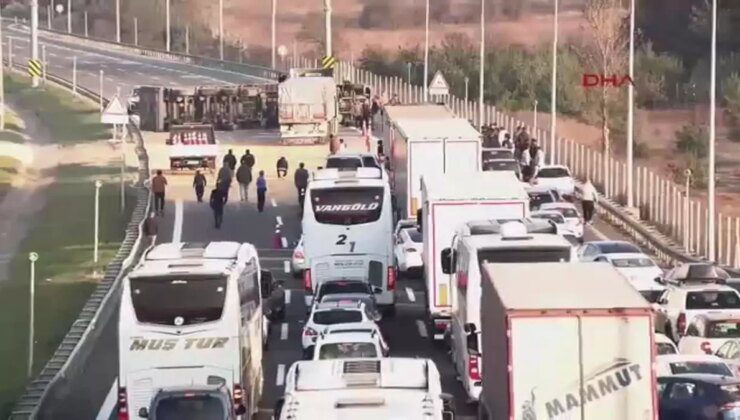 Bolu’da TIR Devrildi, Otoyol Ulaşıma Kapandı