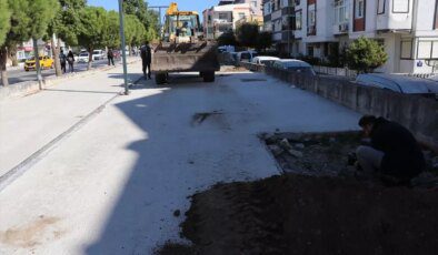 Buca’da Tarihi Demir Yolu Hattına Beton Döküldü, Tepkiler Çığ Gibi Büyüyor