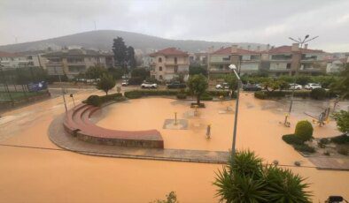 Çeşme’de Kuvvetli Sağanak: Alaçatı Pazar Yeri ve Liman Girişini Su Bastı