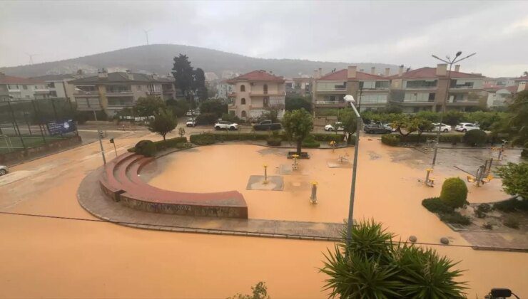 Çeşme’de Kuvvetli Sağanak: Alaçatı Pazar Yeri ve Liman Girişini Su Bastı