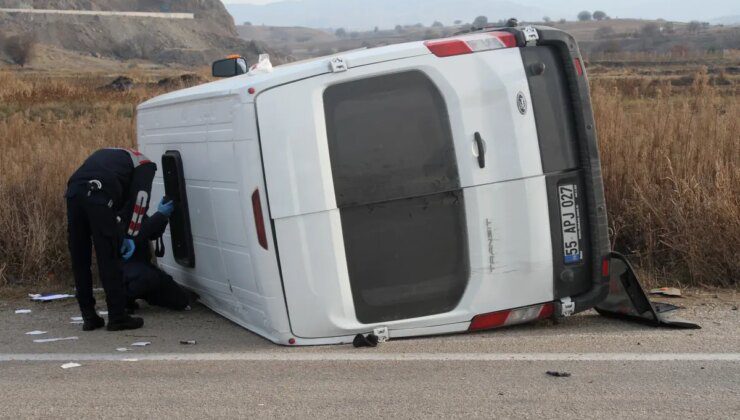 Çorum’da İşçi Servisi ile Traktör Çarpıştı: 16 Yaralı