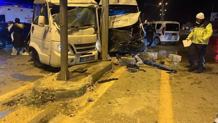 Çubuk’ta İşçileri Taşıyan Minibüsler Çarpıştı: 21 Yaralı