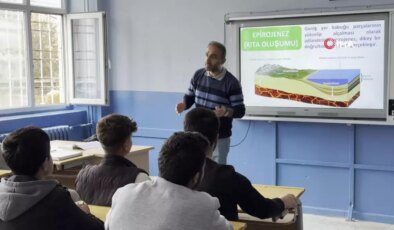 Depremzede Öğretmenin Azmi: Öğrencilerine Işık Oluyor