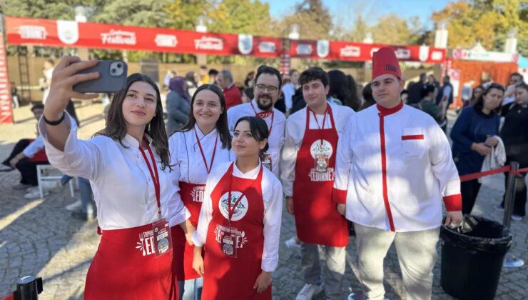 Edirne Gastronomi Festivali’nde Öğrenciler ‘Ciğer Sarma’ İçin Yarıştı