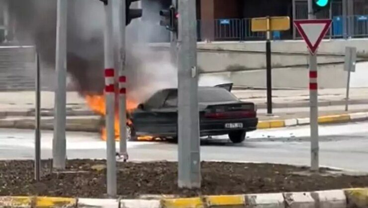 Elazığ’da Seyir Halindeki Araç Alev Aldı