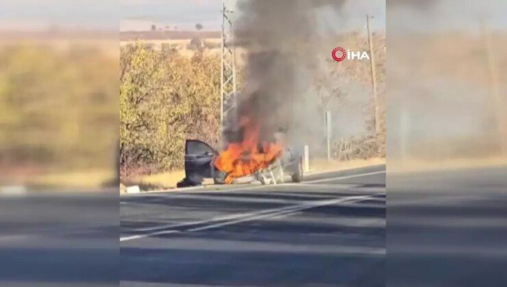 Elazığ’da Seyir Halindeki Otomobil Alev Alev Yandı