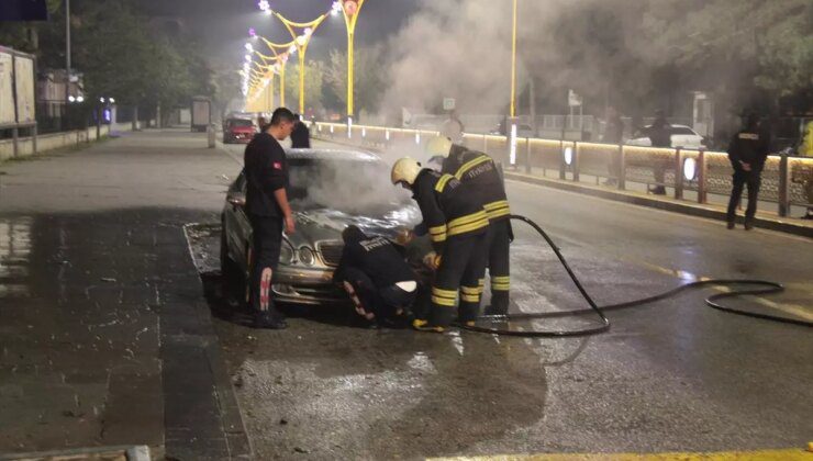 Erzincan’da Park Halindeki Otomobil Yandı