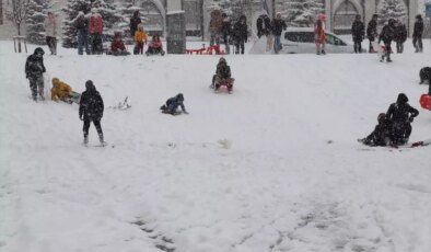 Erzurum’da Kar Tatili, Çocuklar Kızakla Eğlendi