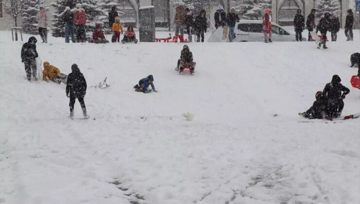 Erzurum’da Kar Tatili, Çocuklar Kızakla Eğlendi