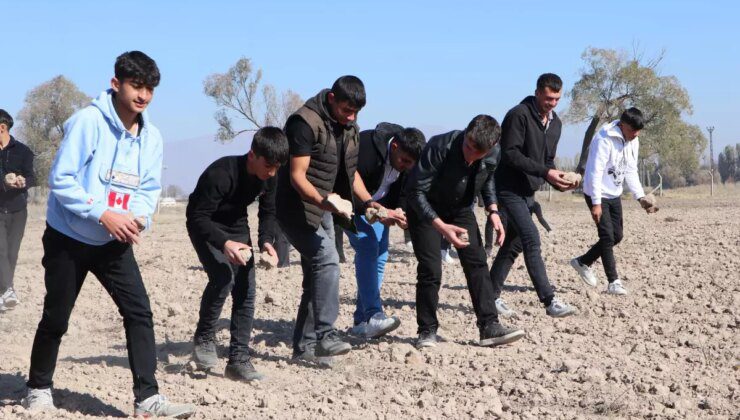 Erzurum’da Tarım Lisesi Öğrencileri İmece Usulü Güz Ekinini Tamamladı