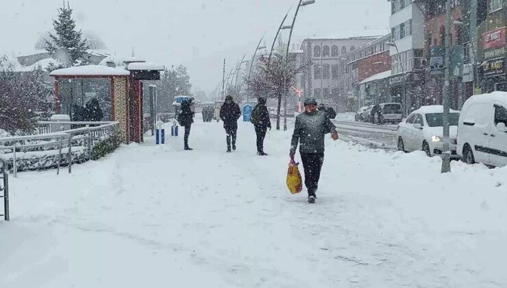 Erzurum’da Yoğun Kar Yağışı: Okullar Tatil edildi