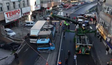 Güngören’de yol çöktü, 2 kamyon çukura düştü