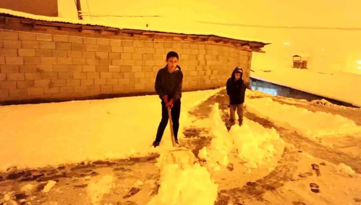 Hakkari’de Kar Küreme Mesaisi Başladı