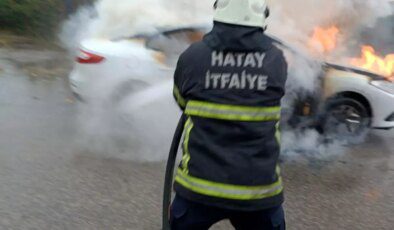 Hatay’da Park Halindeki Otomobil Yangında Kullanılamaz Hale Geldi