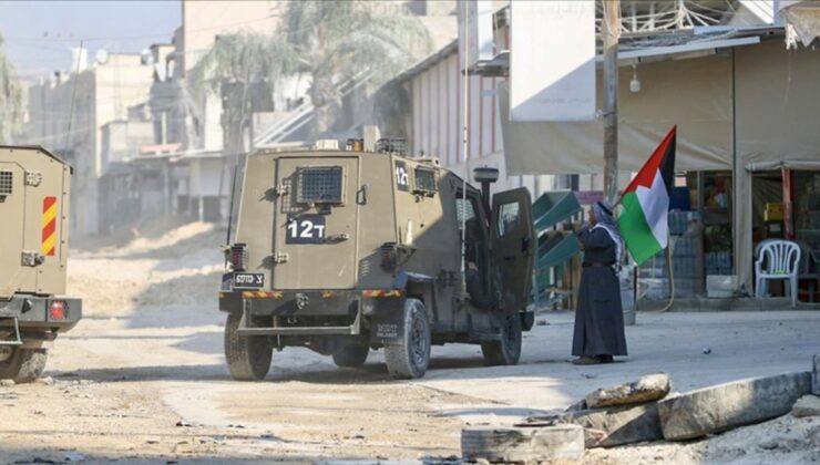 İsrail ordusu, işgal altındaki Batı Şeria'nın Tulkerim kentine baskın düzenledi – Dünya haberleri | Dış Haberler