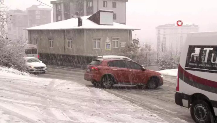 İstanbul’da Aydos Ormanı’nda Lapa Lapa Kar Yağışı