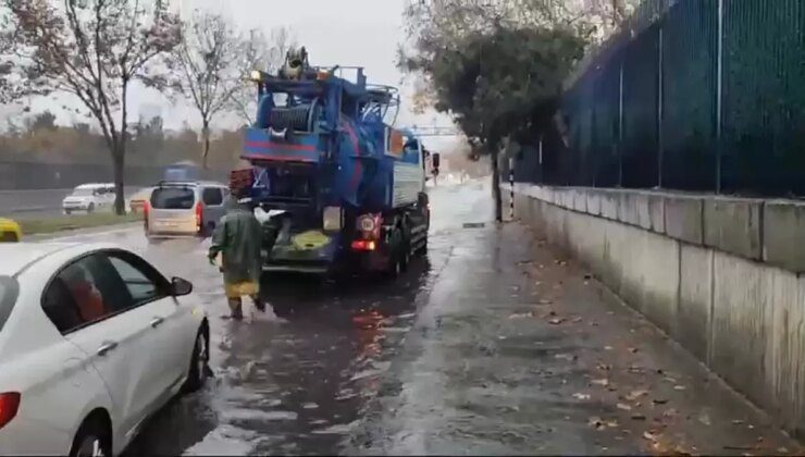 İstanbul’da Fırtına ve Sağanak Yağmur Hayatı Olumsuz Etkiledi