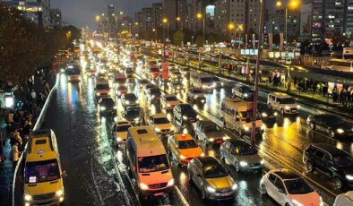 İstanbul’da Haftanın Son Günü Trafik Yoğunluğu Zirveye Ulaştı