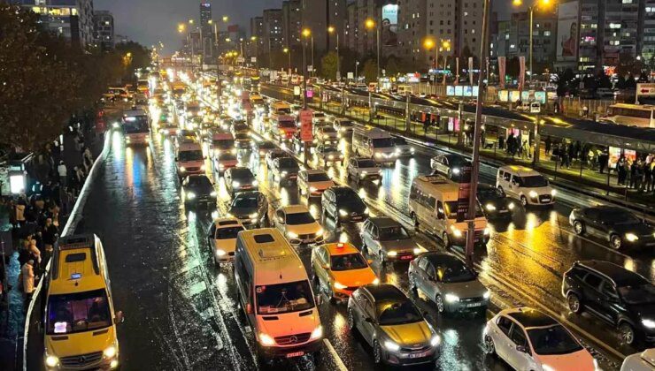 İstanbul’da Haftanın Son Günü Trafik Yoğunluğu Zirveye Ulaştı