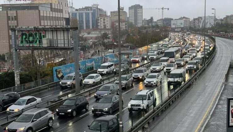 İstanbul’da haftanın son mesai gününde trafik yoğunluğu yaşanıyor