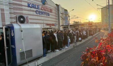 İstanbul’da toplu ulaşım ve bazı yollarda trafik yoğunluğu yaşanıyor