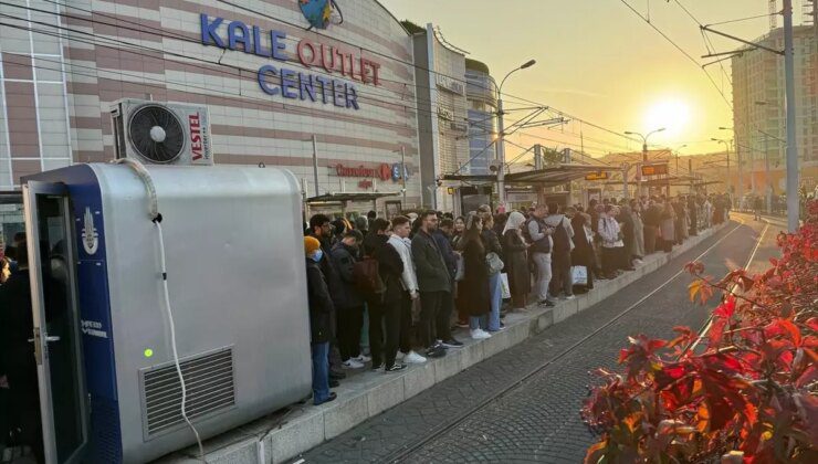 İstanbul’da toplu ulaşım ve bazı yollarda trafik yoğunluğu yaşanıyor