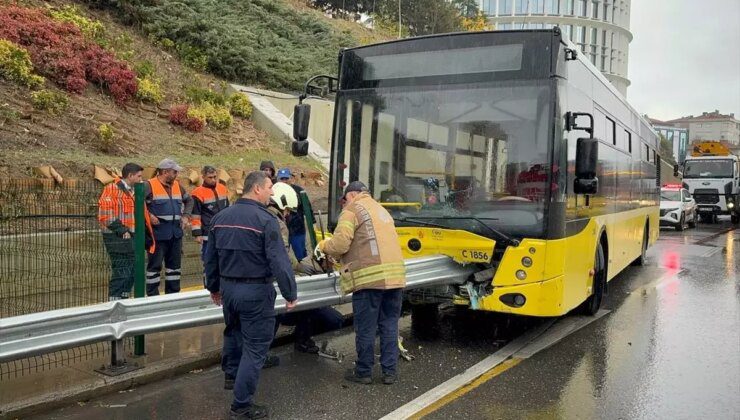 Kadıköy’de İETT Otobüsü Bariyerlere Saplandı