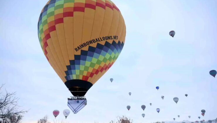 Kapadokya’da Barış İçin Kefiye Desenli Sıcak Hava Balonları Uçuruldu